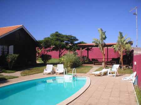 Terrasse und Liegeplaetze am Pool